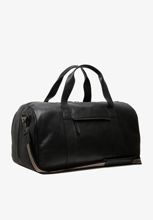 Sac de sport en cuir noir avec deux poignées supérieures, une bandoulière ajustable, un compartiment principal zippé et une poche zippée extérieure.