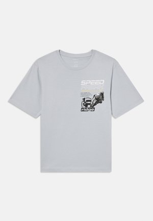 Vaaleanharmaa puuvillapaita, jossa on lyhyet hihat, pyöreä kaula-aukko ja etupuolella grafiikka, jossa lukee "SPEED FREAK" sekä moottoripyöräkuva.