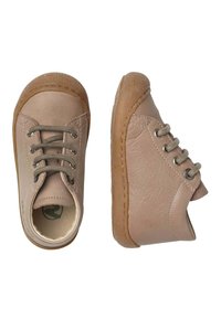Ljust beige läderskor med rund tå, tvåfärgad design, grå snören och strukturerad gummisula. Visas i sidoprofil och ovanifrån.