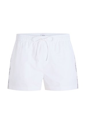 Białe kąpielówki wykonane z lekkiego materiału, z elastycznym pasem z troczkiem i czarnym logo z boku.