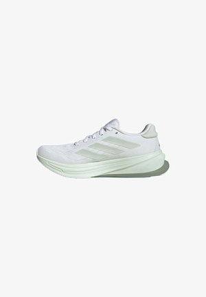 Weißer Laufschuh mit einem strukturierten Mesh-Obermaterial. Verfügt über drei hellgraue Streifen, eine gepolsterte Sohle und ein minimalistisches Design.