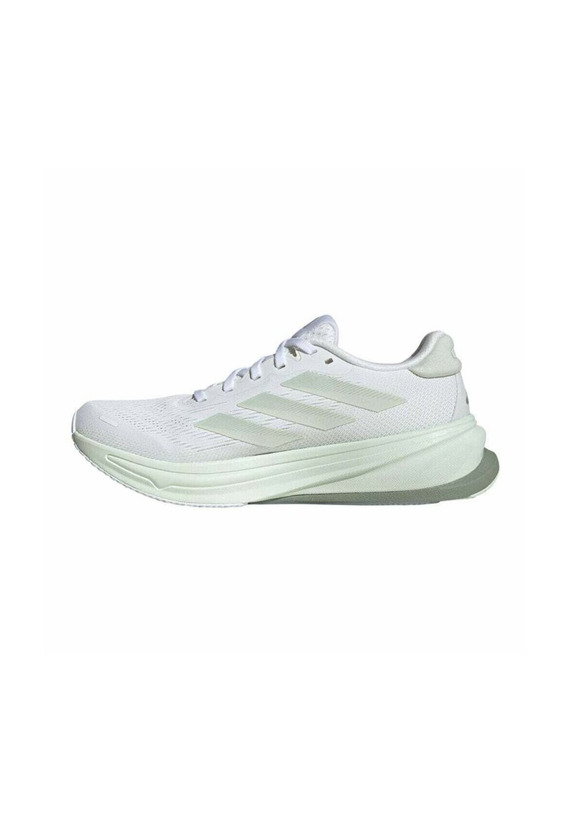 Witte hardloopschoen met een gestructureerde mesh bovenkant. Kenmerkt zich door drie lichtgrijze strepen, een gevoerde zool en een minimalistisch ontwerp.