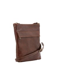 Borsa a tracolla in pelle marrone con finitura testurizzata, una tasca frontale e una tracolla regolabile. Design monocromatico con dettagli di cucitura sottili.