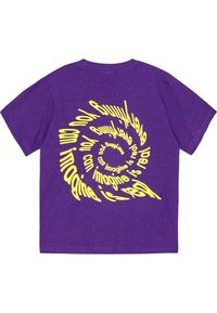 Lila bomullströja med en spiraldesign av gult text på baksidan, som visar motiverande fraser med en lekfull och förvriden typografi.