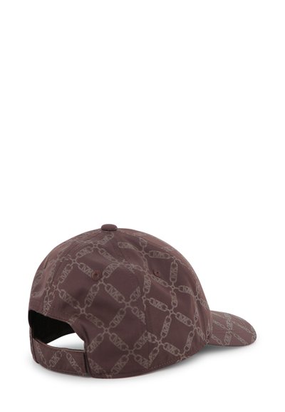 Casquette marron avec un motif de chaîne en losanges répété de teinte plus claire, dotée d'une visière incurvée et d'une sangle arrière ajustable.