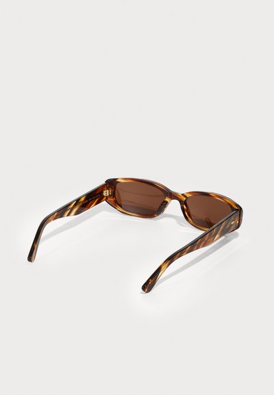 Lunettes de soleil en écaille de tortue avec des verres rectangulaires, des verres teintés marron et des branches à motifs présentant une finition brillante et de subtils accents dorés.