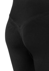 Schwarze Leggings mit glatter Textur und hohem Bund. Der obere Bereich ist mit gerippten Details versehen, die einen zusätzlichen Akzent setzen.