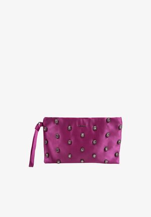Pochette in raso viola con cinturino da polso, decorata con applicazioni di pietre preziose scure e chiare distribuite in modo uniforme.