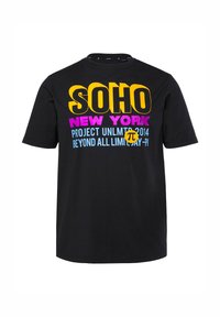 Černé tričko s výrazným textem v žluté, růžové a modré barvě, nápisem "SOHO NEW YORK", s kruhovým symbolem pí a různými grafickými detaily.