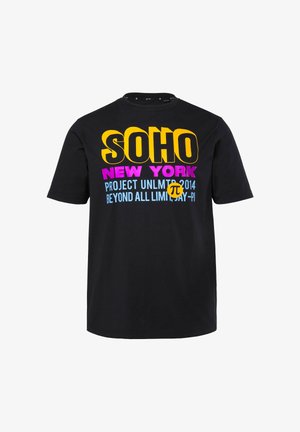 Czarna koszulka z wyraźnym napisem w żółtym, różowym i niebieskim kolorze, z napisem "SOHO NEW YORK", okrągłym symbolem pi oraz różnymi graficznymi detalami.