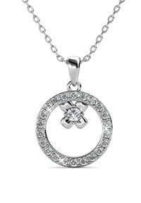 Ciondolo in argento con forma circolare, adornato con piccole cristalline trasparenti, al centro un motivo floreale e una gemma più grande e scintillante.