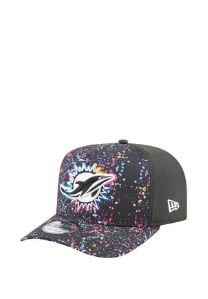 Casquette noire avec un motif de éclaboussures colorées. Dotée d'un logo brodé à l'avant, de côtés unis et d'un bord incurvé.