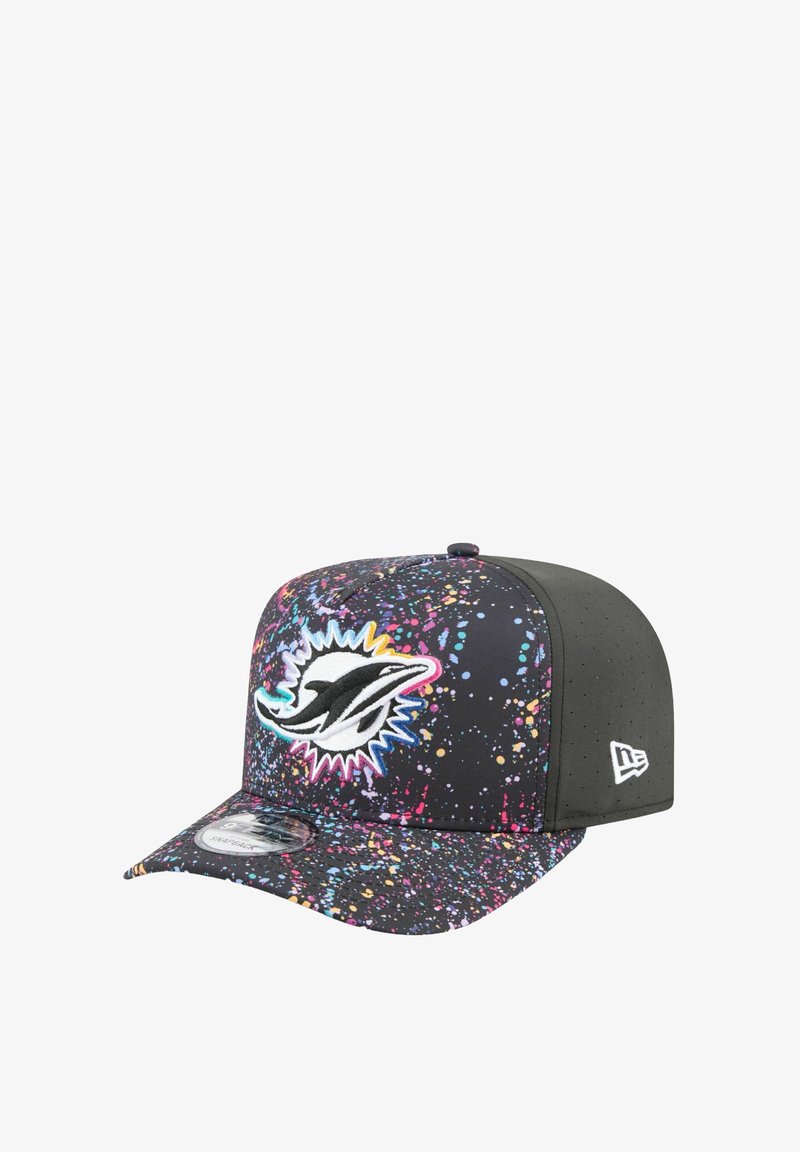 Schwarze Kappe mit einem bunten Spritzmuster. Verfügt über ein gesticktes Logo auf der Vorderseite, einfarbige Seiten und einen gebogenen Schirm.