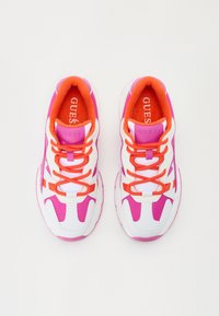 Sneaker bianchi con accenti rosa e lacci arancioni. Presentano una suola testurizzata e un colletto imbottito, con un logo sulla linguetta e sulla soletta.