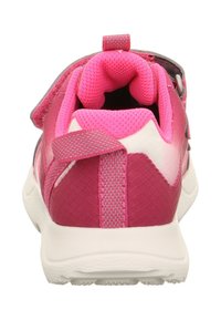 Rosa sportlicher Schuh mit einem strukturierten Mesh-Obermaterial, gepolstertem Schaft, einem Klettverschlussriemen und einer kontrastierenden weißen Sohle.