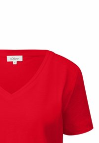 Czerwony t-shirt z dekoltem w serek, wykonany z miękkiego materiału, z krótkimi rękawami i prostym wzorem. Metka zawiera nazwę marki "s.Oliver" oraz rozmiar "36."