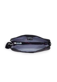 Svart dragkedjefodral med inre fack, med en mjuk yta och fodrad med ett färgglatt mönster, framhävd av ett nyckelringsaccent.