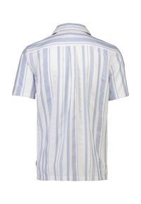 Camisetta a maniche corte di colore bianco con strisce verticali azzurre chiare, realizzata in cotone. Presenta un colletto e un orlo dritto senza decorazioni visibili.