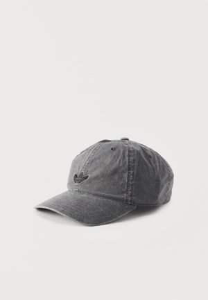 Φθαρμένο γκρι καπέλο μπέιζμπολ με κυρτό γείσο, μαύρο κεντητό λογότυπο εμπρός, σε απλό ανοιχτό φόντο.