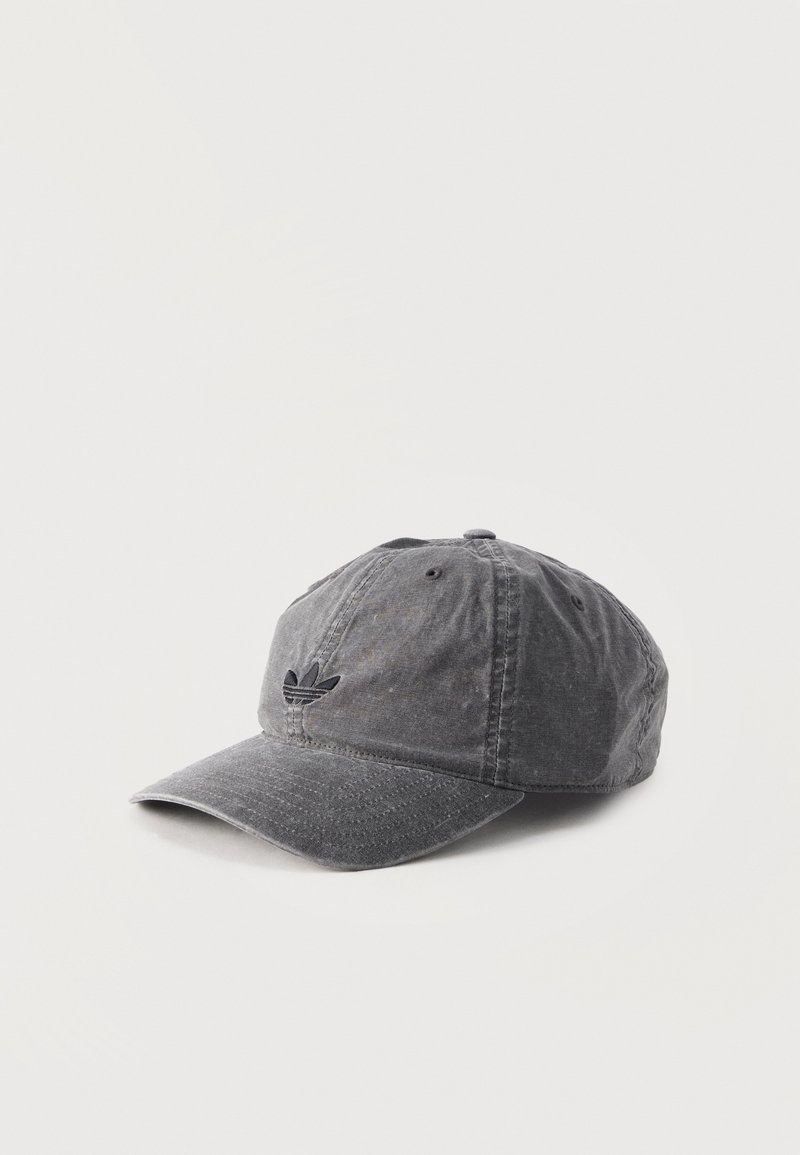 Φθαρμένο γκρι καπέλο μπέιζμπολ με κυρτό γείσο, μαύρο κεντητό λογότυπο εμπρός, σε απλό ανοιχτό φόντο.