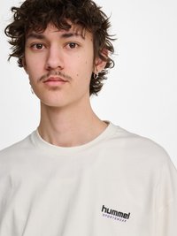 Hummel LOOSE WHISTLE - T-shirts print - blanc de blanc/royal purple
