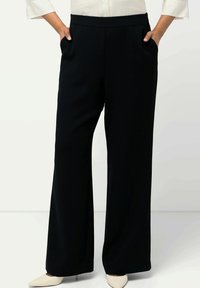 Černé kalhoty s širokými nohavicemi vyrobené z hladkého, lehkého materiálu. Obsahují boční kapsy a pohodlný elastický pás.