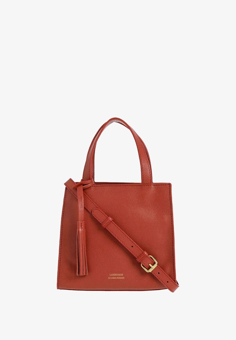 Sac à main en cuir rouge avec une forme structurée, deux poignées courtes, une bandoulière ajustable et un accent en gland. Quincaillerie dorée et détails du logo.