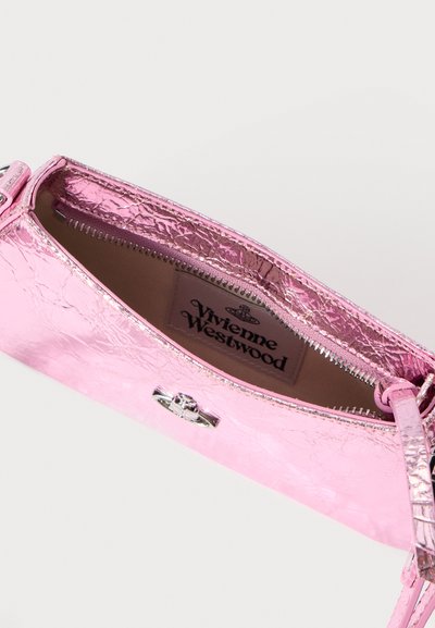 Ružová kovová kabelka z umelé kože s vráskavou textúrou, strieborným kovaním, zapínaním na zips a značkovou vnútornou štítkou.