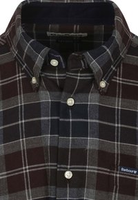 Koszula w kratę w kolorach ciemnoczerwonym, granatowym i szarym z kołnierzykiem na guziki i białymi guzikami. Z lewej strony znajduje się metka z logo Barbour.