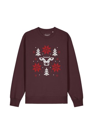 Bordeauxrode trui met een wit en rood gebreid patroon van een rendierhoofd, sneeuwvlokken en kerstbomen aan de voorkant.