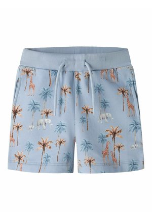 Lyseblå shorts med elastisk midje og snor, dekorert med mønster av palmer, sjiraffer og elefanter.