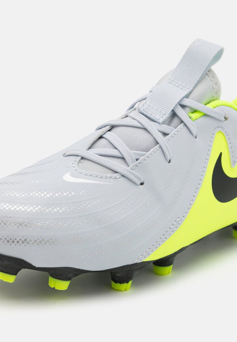 Crampon de football Nike en gris avec une surface texturée, présentant des accents jaune fluo et un logo noir. Équipé de crampons noirs et jaunes.