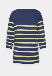 T-shirt listrado em azul marinho com mangas longas, apresentando listras horizontais amarelas. Corte solto com um decote amplo e textura suave.