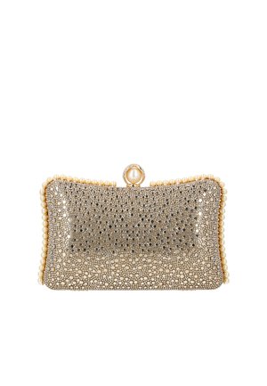 Prostokątna złota kopertówka wieczorowa ozdobiona drobnymi odbijającymi światło koralikami, obszyta perłową lamówką na krawędziach i zakończona perłowym zapięciem na górze.