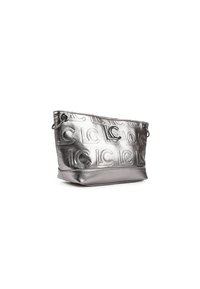 Borsa a tracolla argento metallizzato con superficie testurizzata e motivo logo in rilievo, doppi manici laterali e design aperto.