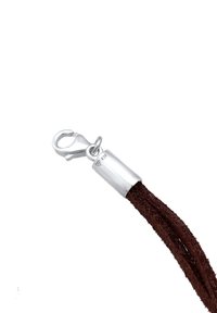 Corde en daim marron avec un attachement en métal argenté. Le fermoir a une finition polie et un capuchon en métal cylindrique.