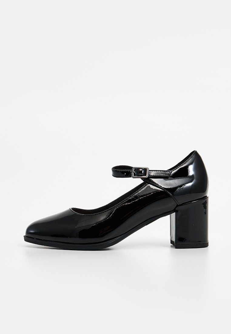 Schwarzes Lackleder-Mary Jane-Schuh mit runder Spitze, Knöchelriemen und Blockabsatz. Glatte Textur mit glänzender Oberfläche.