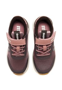 Scarpe sportive viola e rosa con tomaia in rete, lacci elastici e strap in Velcro. Presentano un accento grigio e una suola in gomma con finitura texturizzata.