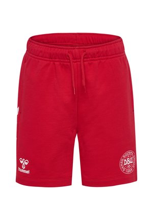 Czerwone sportowe szorty z elastycznym pasem i sznurkiem, z białym logo Hummel na lewej nogawce oraz herbem Duńskiej Federacji Piłki Nożnej na prawej nogawce.
