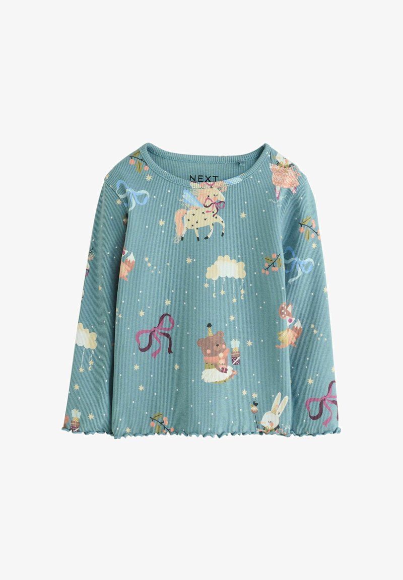 Gaiši zils garām piedurknēm tops, izgatavots no ribota auduma, ar rotaļīgām dzīvnieku un mākoņu motīviem, akcentēts ar lentītēm un zvaigznēm. Sagriezts apakšmalā.