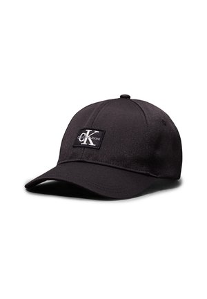 Casquette de baseball noire à visière incurvée avec un petit patch rectangulaire affichant le logo blanc "CK Calvin Klein Jeans" à l'avant.