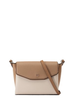 Sac bandoulière bicolore beige et marron clair avec un rabat de fermeture et une sangle d'épaule réglable, design minimaliste, et petit logo de marque à l'avant.