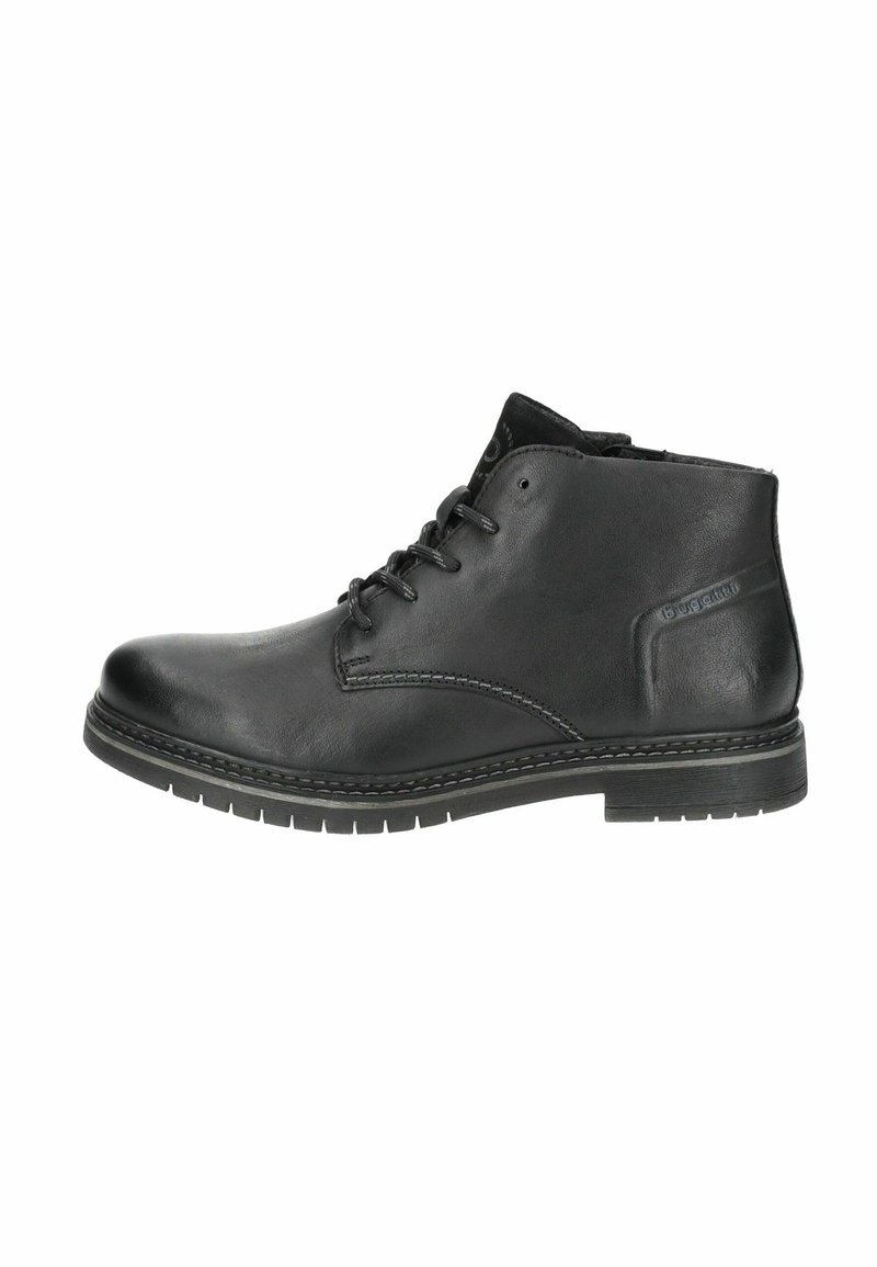 Botín de cuero negro hasta el tobillo con punta redonda, diseño de cordones, sutil detalle de costura y suela de goma texturizada para un buen agarre.