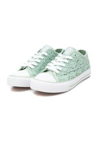 Zapatillas verde menta con parte superior de encaje texturizado, puntera de goma blanca y cordones. Cuenta con una suela blanca con una franja verde.