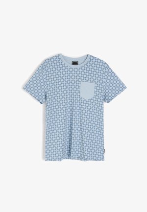 Jasnoniebieska koszulka z okrągłym dekoltem, z geometrycznym wzorem w ciemniejszym niebieskim kolorze. Posiada kieszonkę na piersi i jest wykonana z miękkiego materiału.