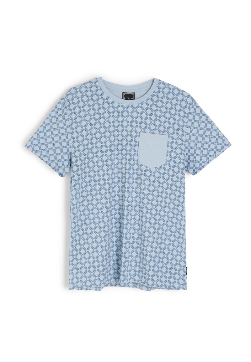Jasnoniebieska koszulka z okrągłym dekoltem, z geometrycznym wzorem w ciemniejszym niebieskim kolorze. Posiada kieszonkę na piersi i jest wykonana z miękkiego materiału.