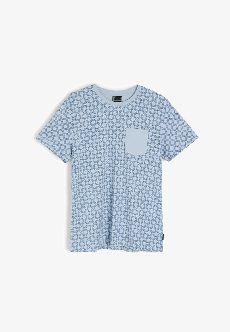 Jasnoniebieska koszulka z okrągłym dekoltem, z geometrycznym wzorem w ciemniejszym niebieskim kolorze. Posiada kieszonkę na piersi i jest wykonana z miękkiego materiału.