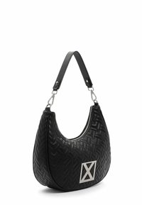 Bolso hobo de cuero negro con textura trenzada, con un acento geométrico plateado y cierre de cremallera. Correa ajustable para llevarlo.