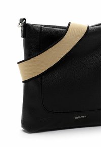 Borsa a tracolla in pelle nera con una superficie testurizzata e una tracolla in canvas beige a contrasto. Dotata di chiusura con zip e un sottile accento del logo.