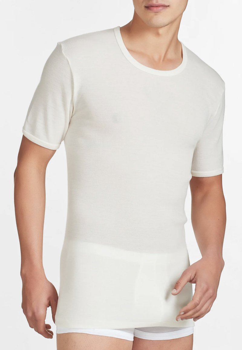 T-shirt a maniche corte, collo rotondo in beige chiaro, in tessuto strutturato con una vestibilità aderente, con rifiniture a contrasto attorno al collo e alle maniche.